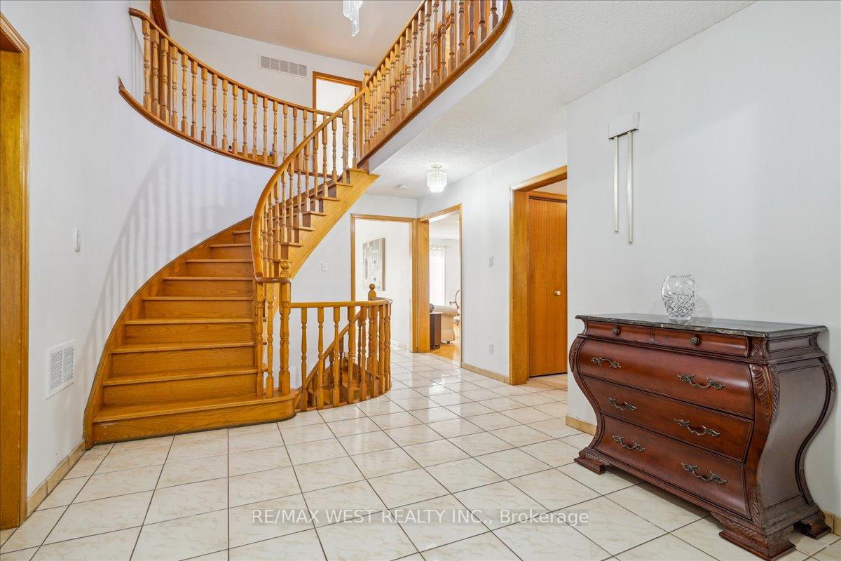 Photo 7 of 17 Dowling Circle, Markham, Milliken Mills East — HOMEH