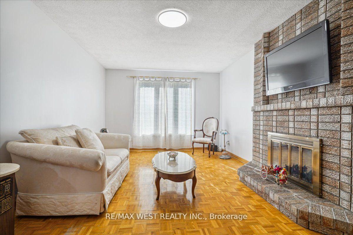 Photo 3 of 17 Dowling Circle, Markham, Milliken Mills East — HOMEH
