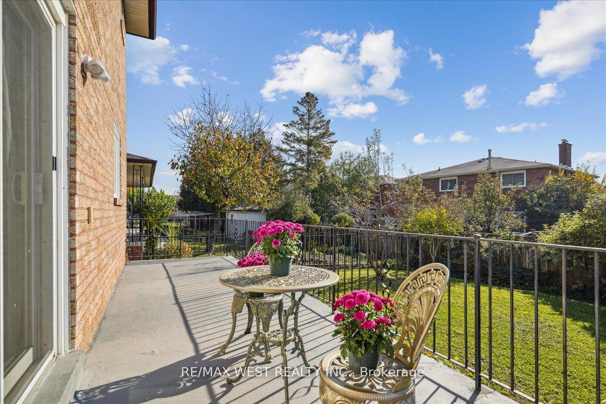 Photo 12 of 17 Dowling Circle, Markham, Milliken Mills East — HOMEH