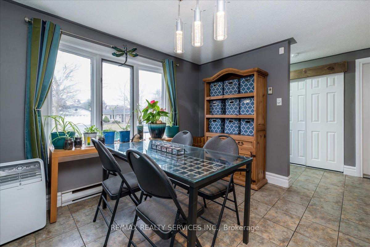 Photo 2 of 8 Wells Crescent, Barrie, Sunnidale — HOMEH