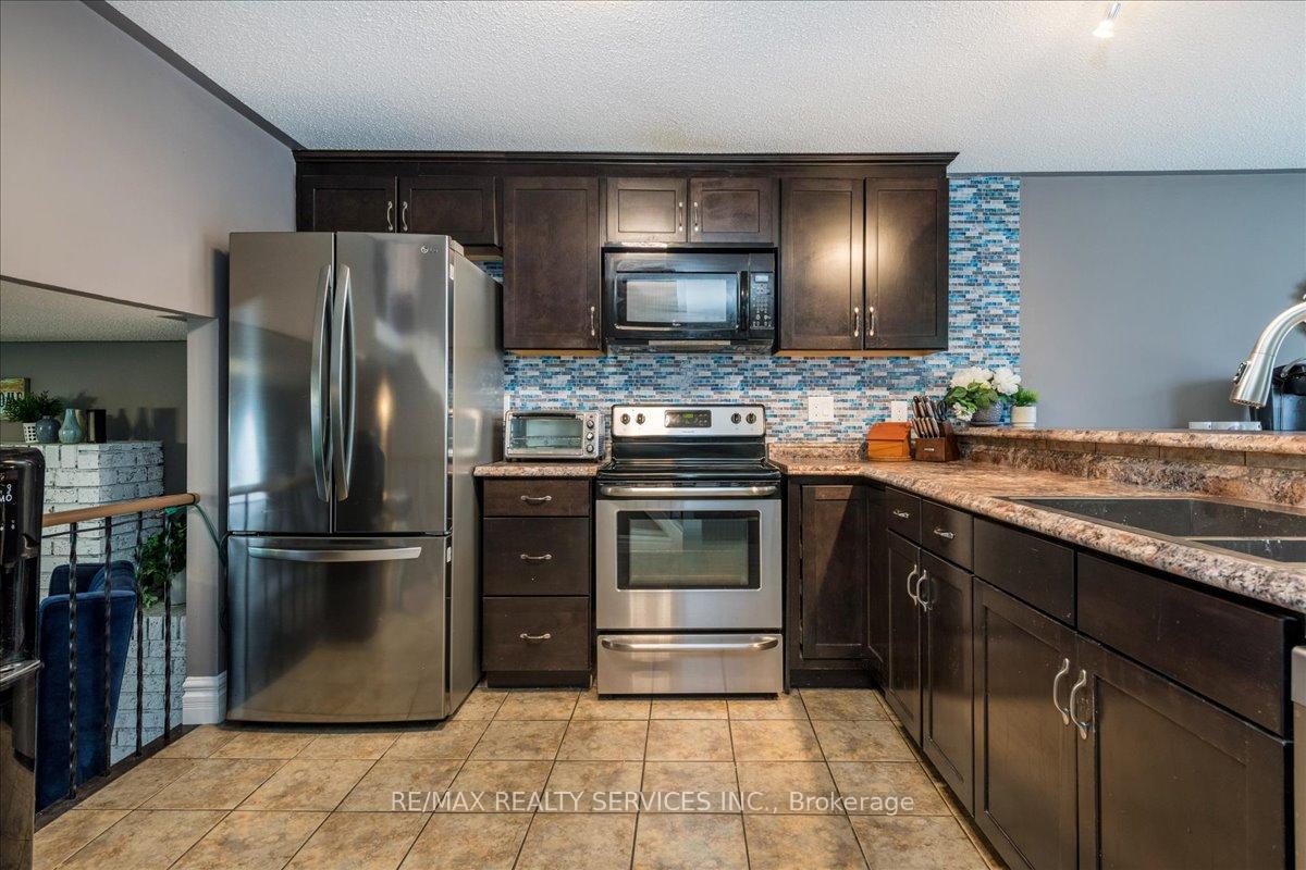 Photo 3 of 8 Wells Crescent, Barrie, Sunnidale — HOMEH
