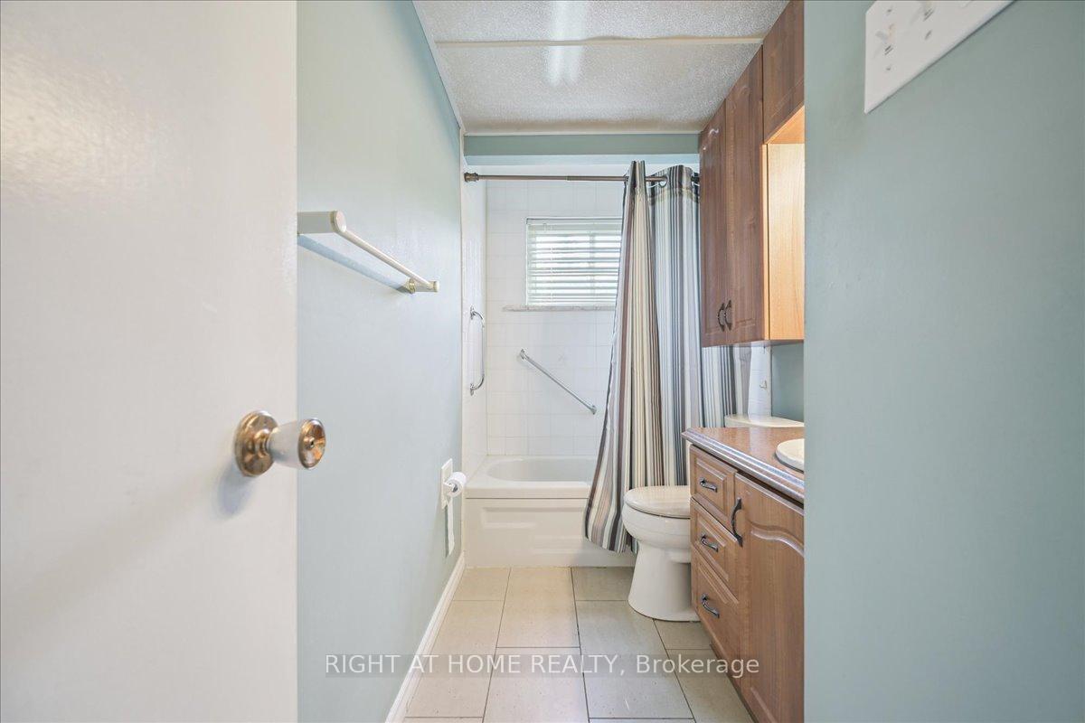Photo 18 of 12 Eldon Court, Brampton, Southgate — HOMEH