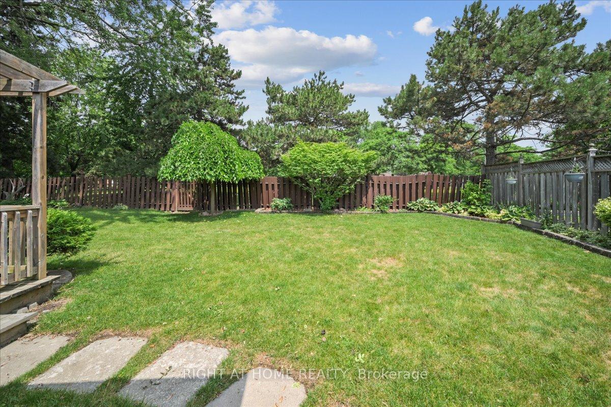 Photo 24 of 12 Eldon Court, Brampton, Southgate — HOMEH