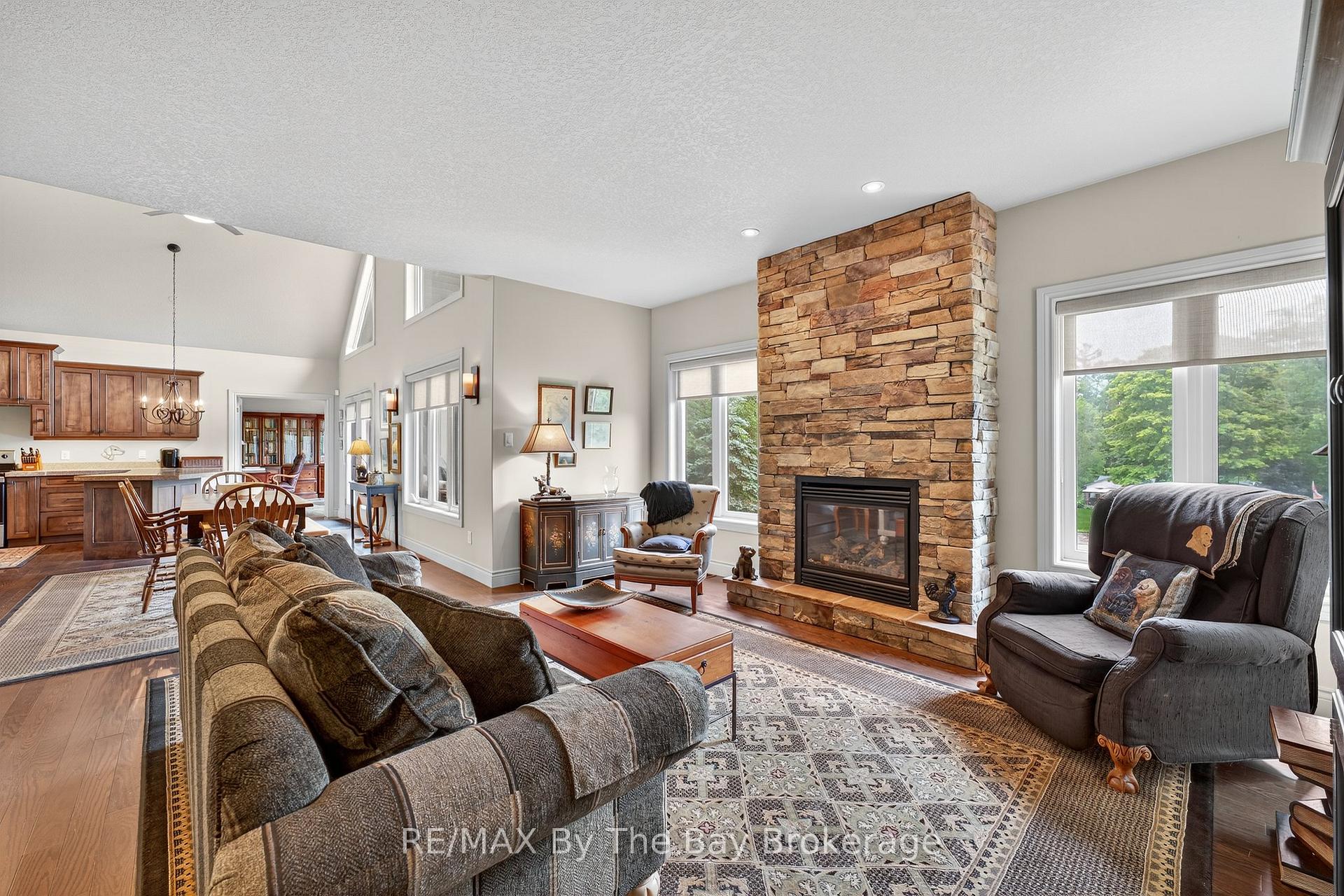 Photo 4 of 19 Oak Lea Boulevard, Wasaga Beach — HOMEH