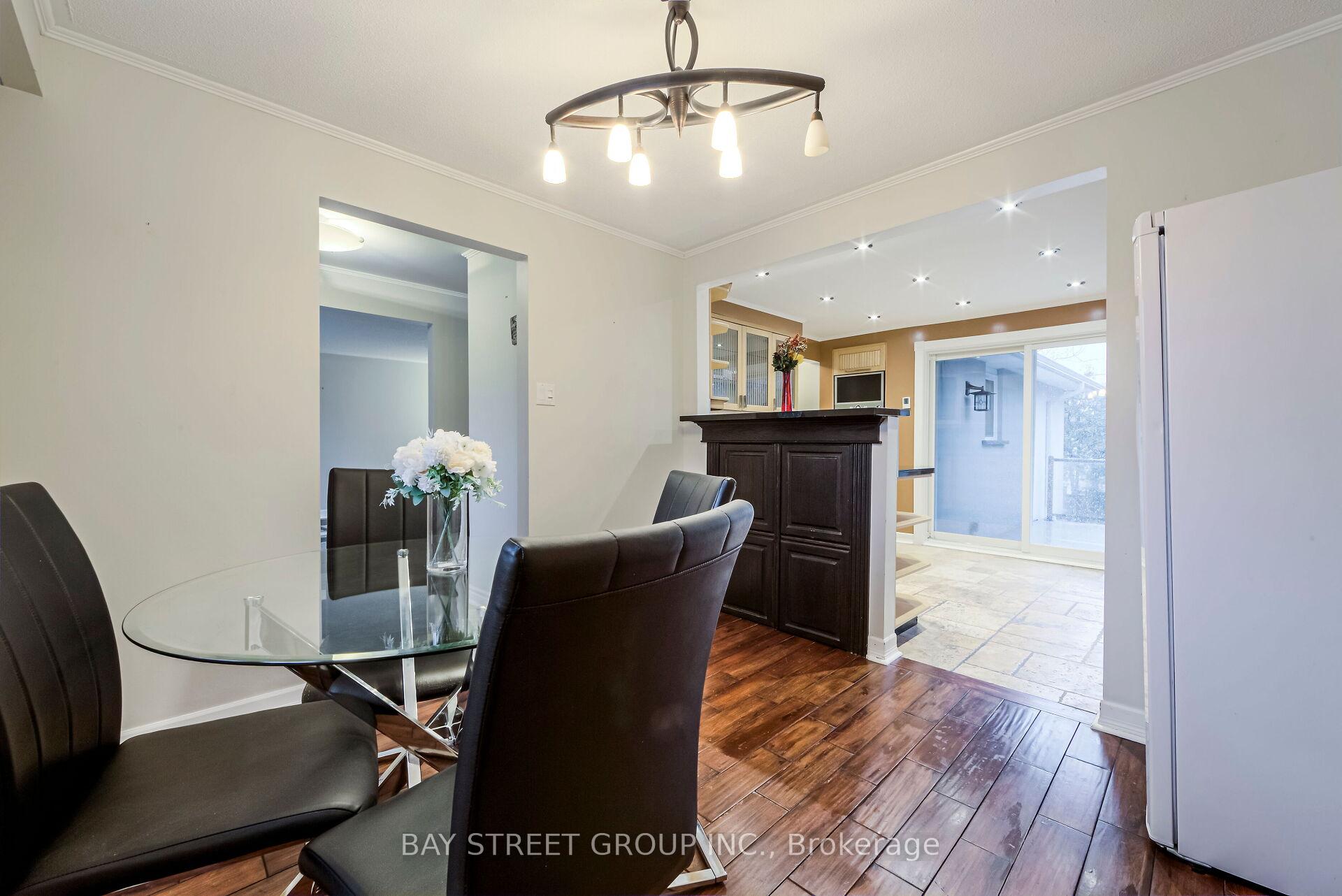 Photo 10 of 71 Devins Drive, Aurora, Aurora Heights — HOMEH
