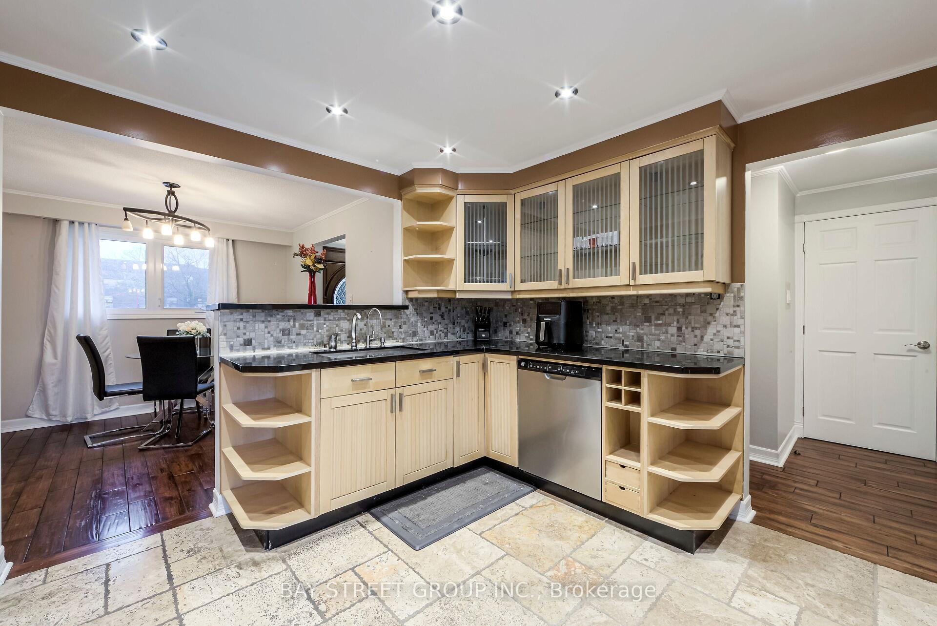 Photo 15 of 71 Devins Drive, Aurora, Aurora Heights — HOMEH