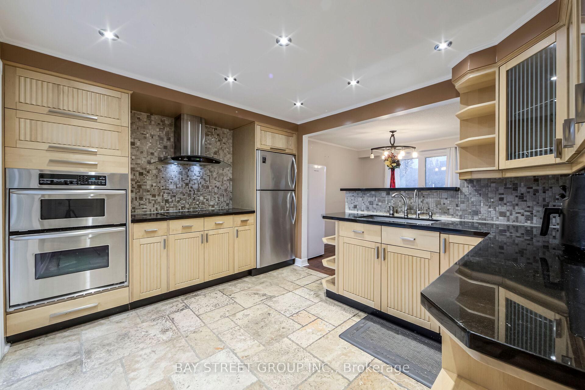 Photo 20 of 71 Devins Drive, Aurora, Aurora Heights — HOMEH