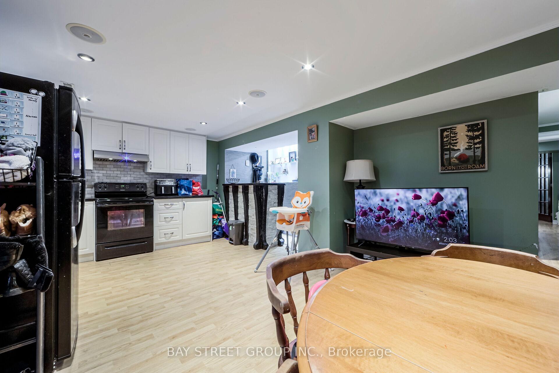 Photo 23 of 71 Devins Drive, Aurora, Aurora Heights — HOMEH
