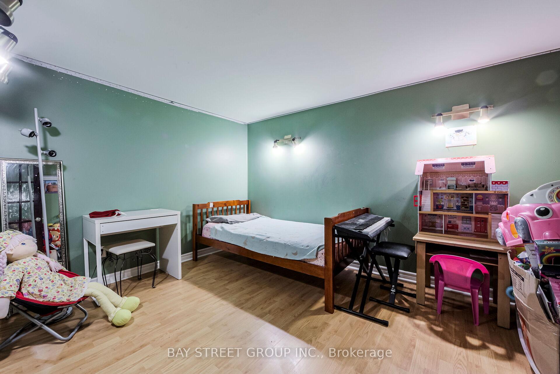 Photo 30 of 71 Devins Drive, Aurora, Aurora Heights — HOMEH
