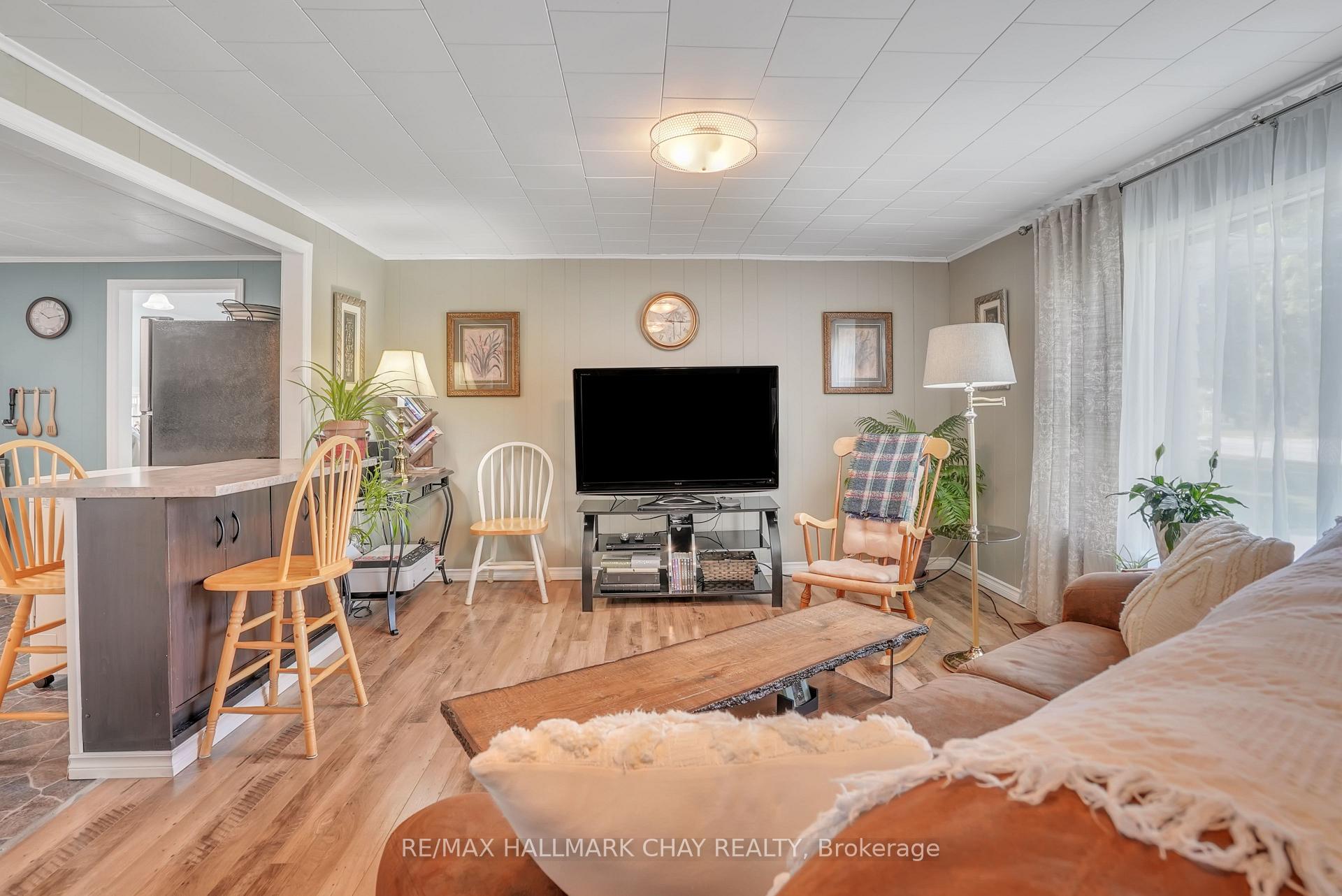 Photo 3 of 33 Yonge Street N, Springwater, Elmvale — HOMEH