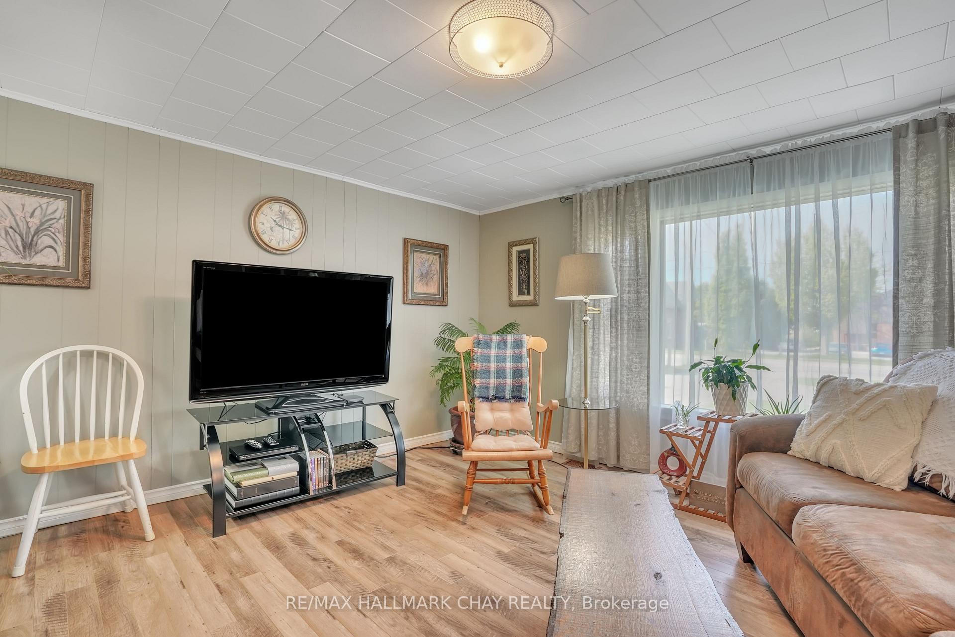 Photo 10 of 33 Yonge Street N, Springwater, Elmvale — HOMEH
