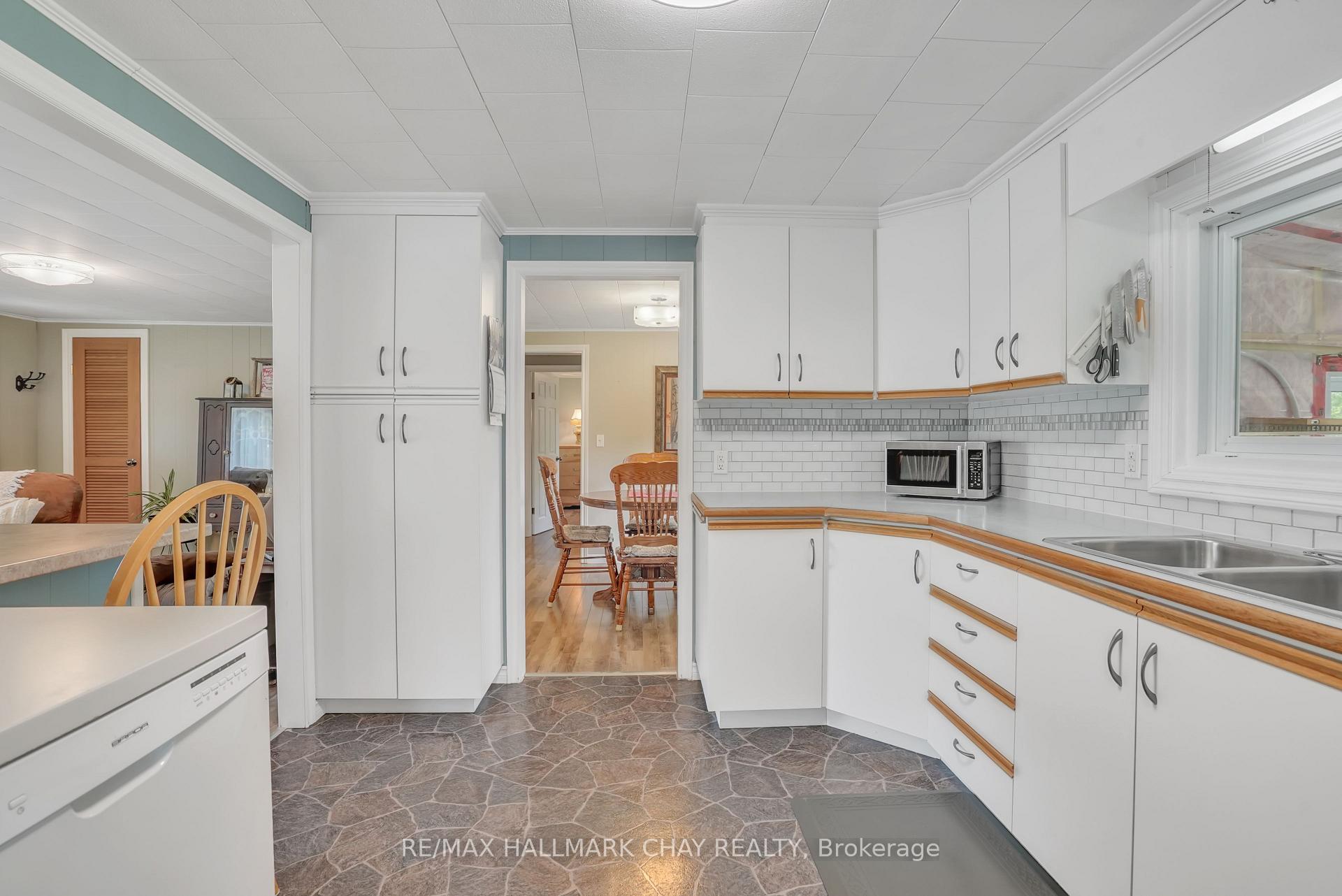 Photo 4 of 33 Yonge Street N, Springwater, Elmvale — HOMEH
