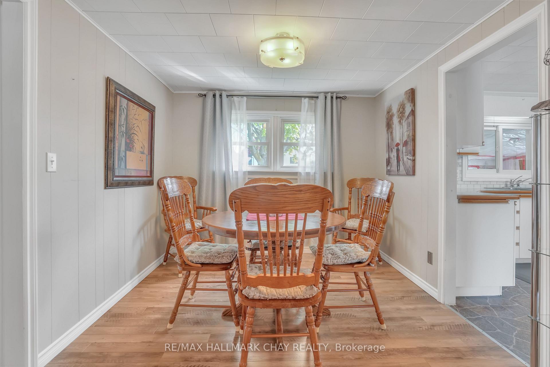 Photo 13 of 33 Yonge Street N, Springwater, Elmvale — HOMEH