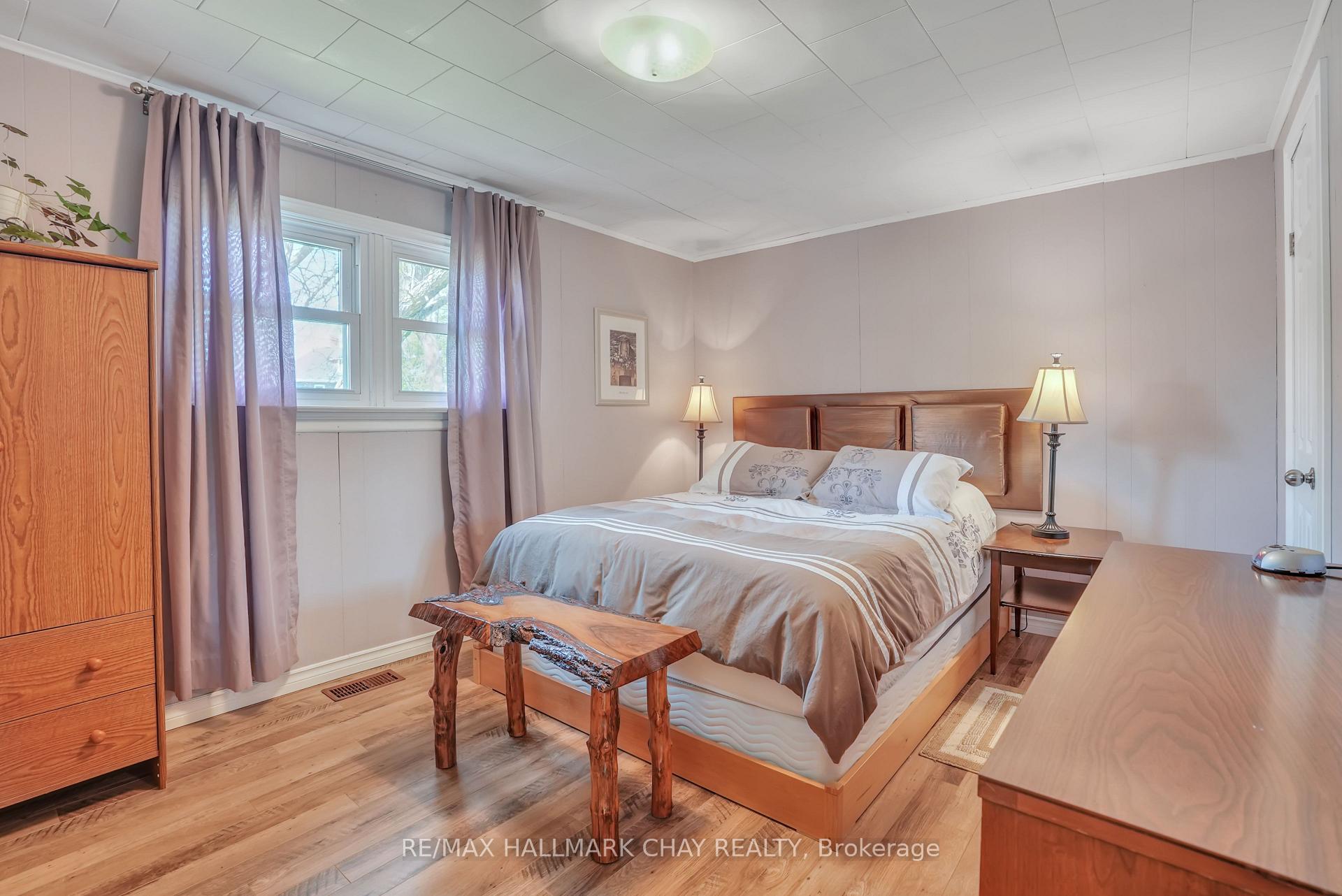 Photo 11 of 33 Yonge Street N, Springwater, Elmvale — HOMEH