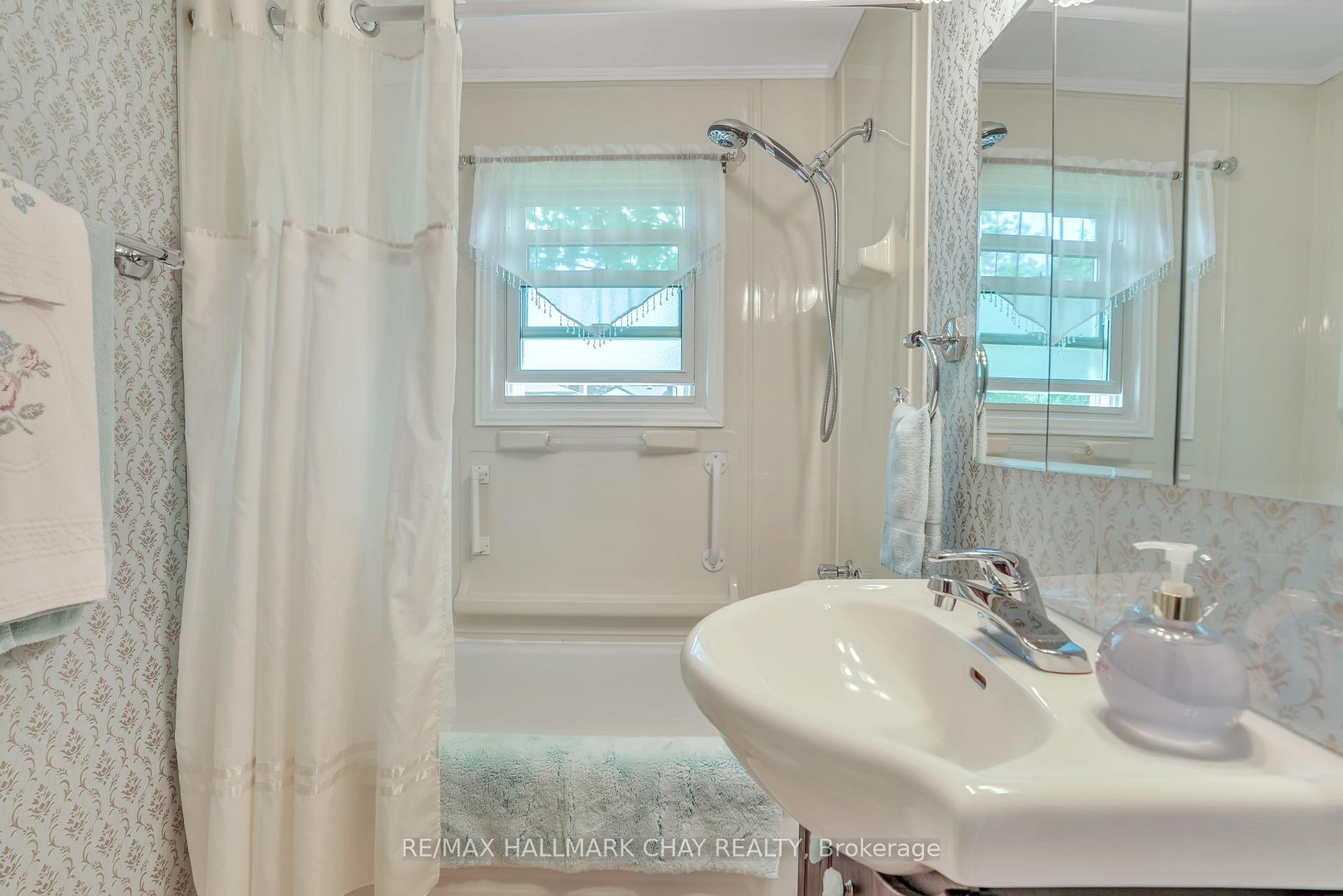 Photo 8 of 33 Yonge Street N, Springwater, Elmvale — HOMEH