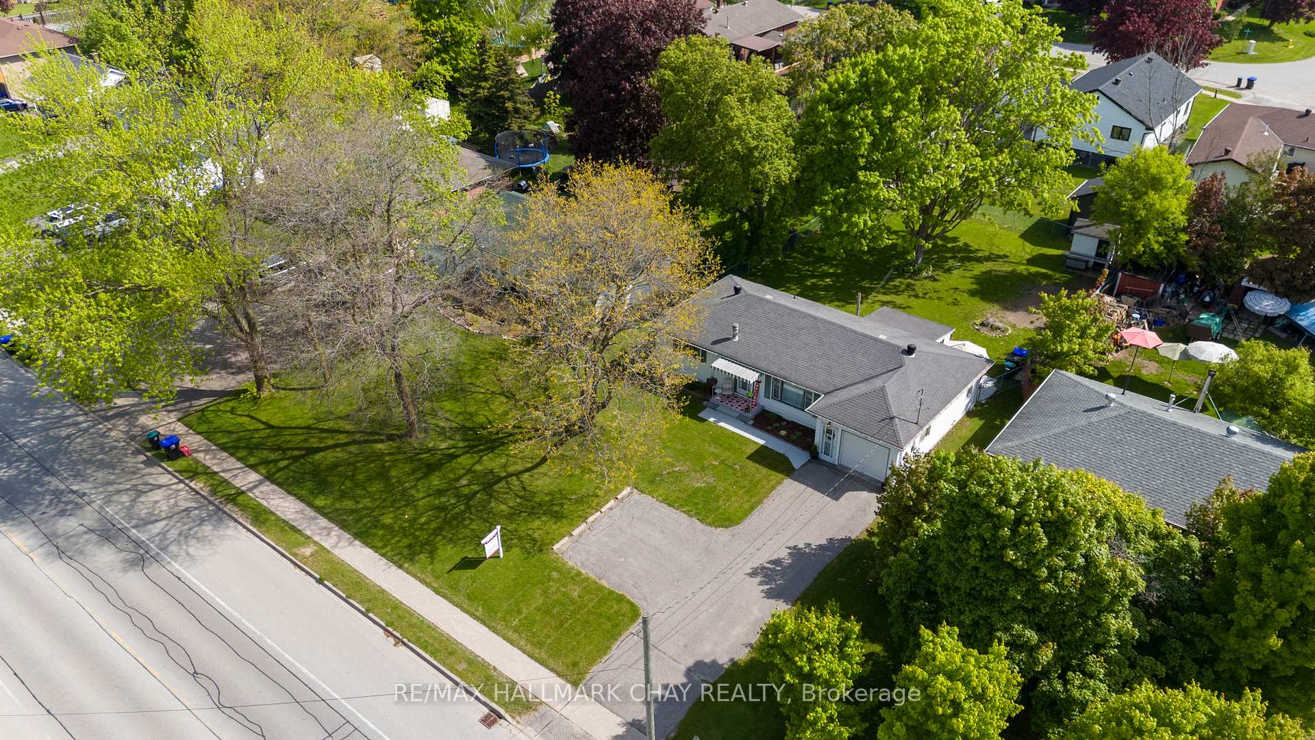 Photo 16 of 33 Yonge Street N, Springwater, Elmvale — HOMEH