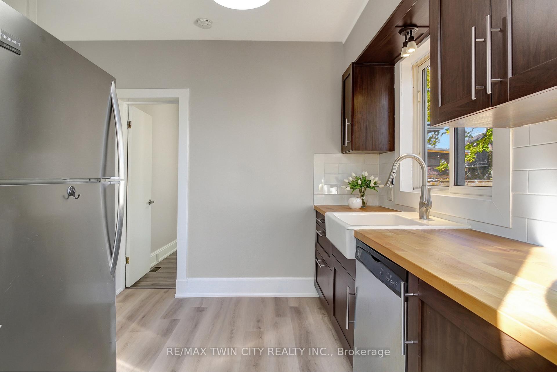 Photo 37 of 85 Park Avenue E, Cambridge, Blair Road — HOMEH