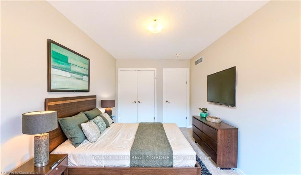 Photo 20 of 929 Robert Ferrie Drive, Kitchener — HOMEH