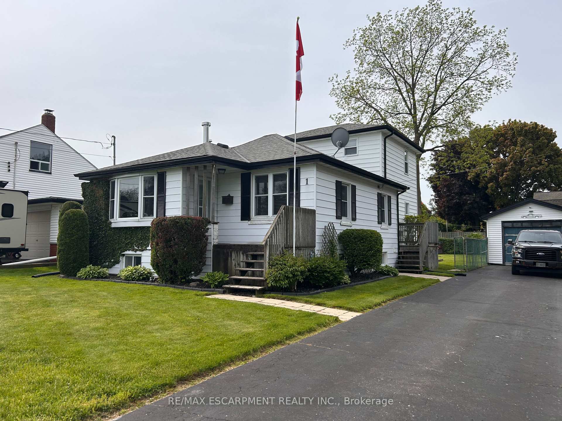 Photo 1 of 1 Tupper Boulevard, Grimsby, Grimsby Beach — HOMEH