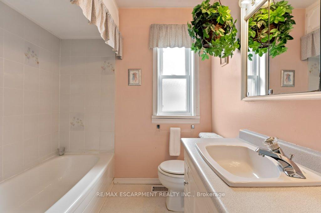 Photo 12 of 1 Tupper Boulevard, Grimsby, Grimsby Beach — HOMEH