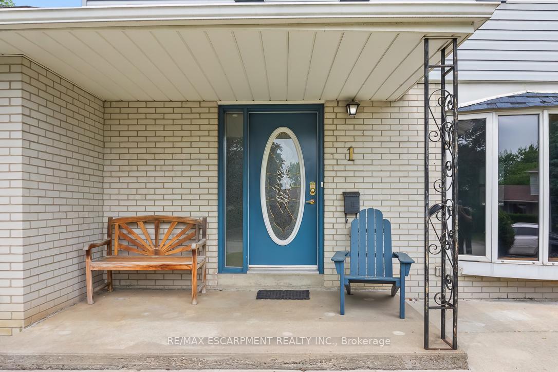 Photo 2 of 1 Dunbarton Crescent, Brampton, Southgate — HOMEH