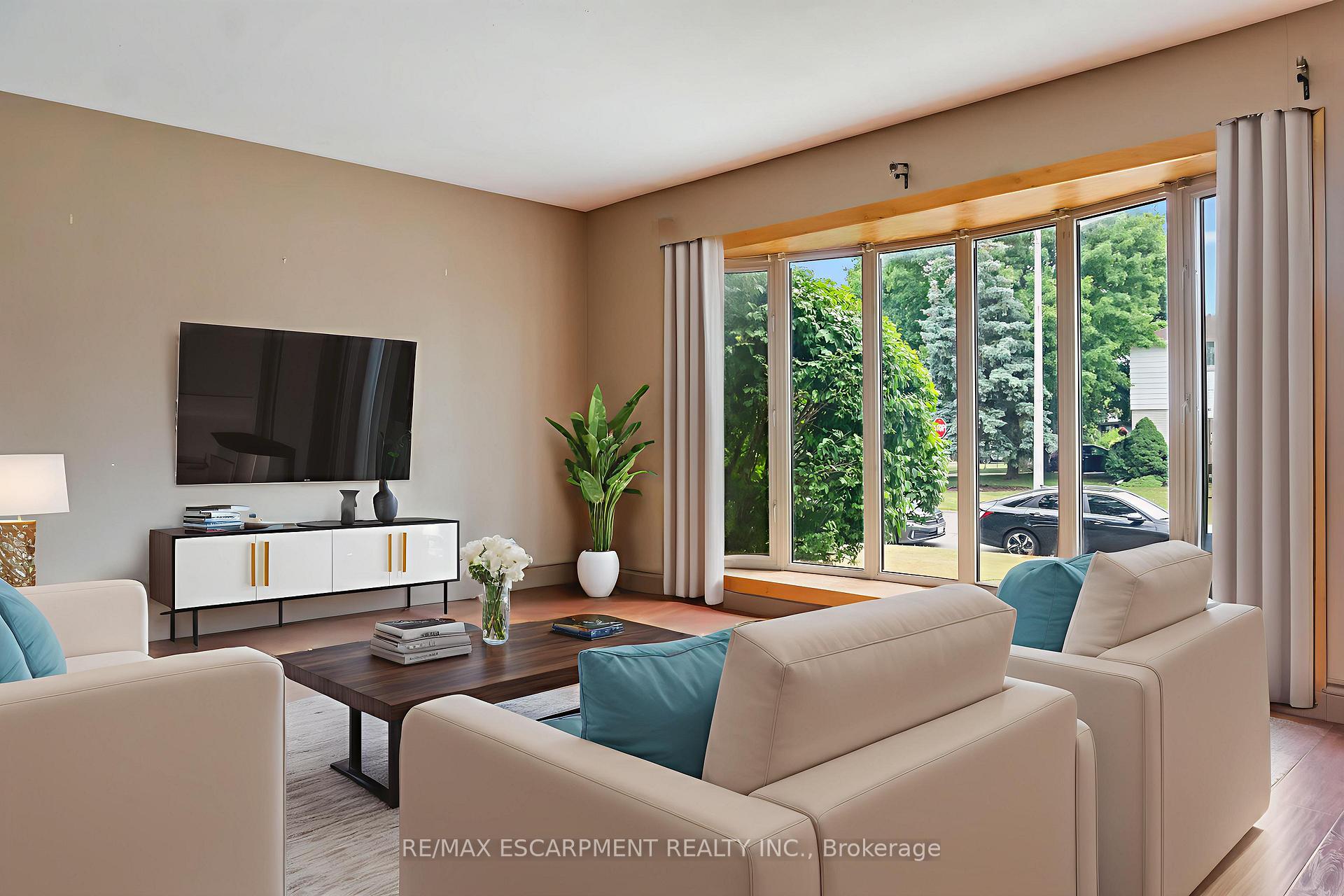 Photo 3 of 1 Dunbarton Crescent, Brampton, Southgate — HOMEH