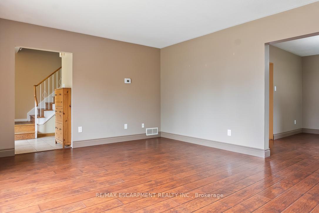 Photo 4 of 1 Dunbarton Crescent, Brampton, Southgate — HOMEH
