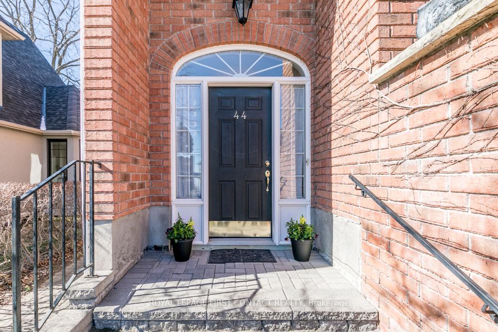 Photo 3 of 44 Kempenfelt Drive, Barrie, North Shore — HOMEH