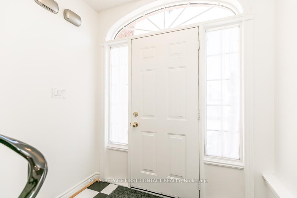 Photo 4 of 44 Kempenfelt Drive, Barrie, North Shore — HOMEH