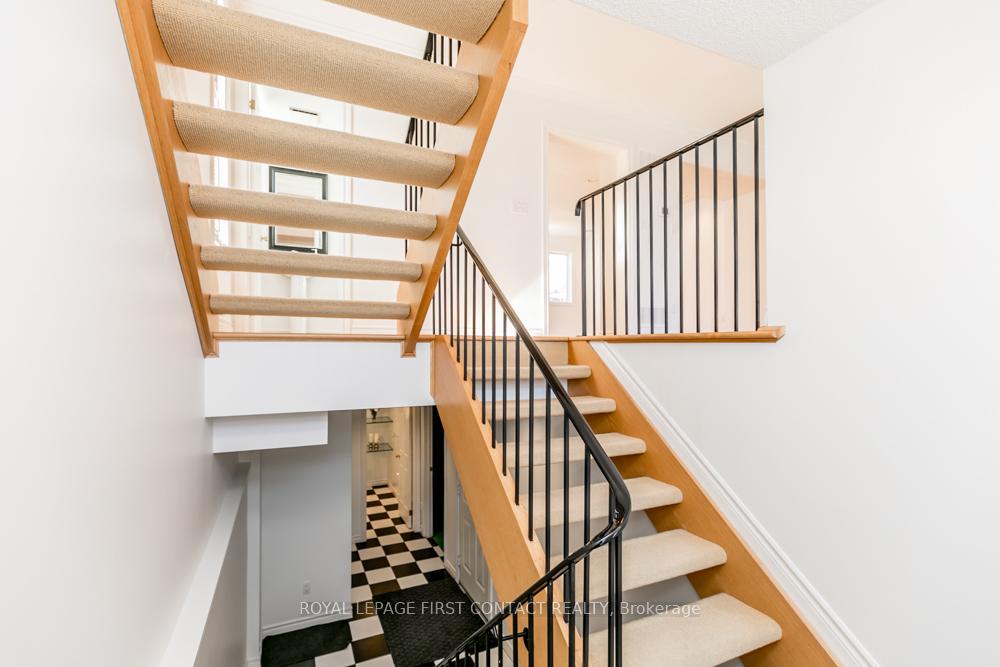 Photo 5 of 44 Kempenfelt Drive, Barrie, North Shore — HOMEH