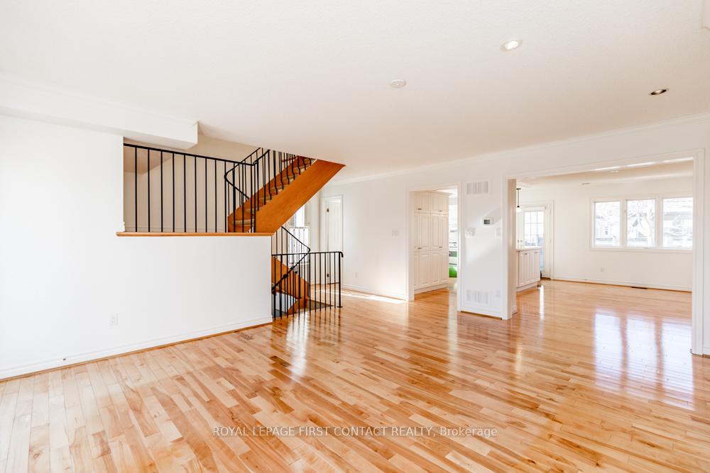 Photo 11 of 44 Kempenfelt Drive, Barrie, North Shore — HOMEH