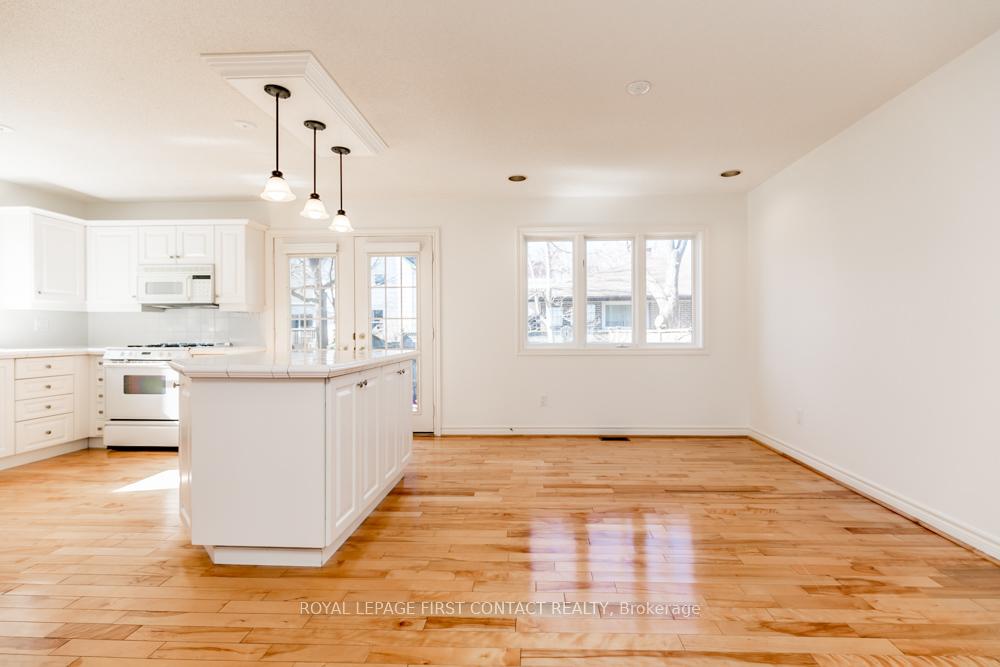 Photo 14 of 44 Kempenfelt Drive, Barrie, North Shore — HOMEH