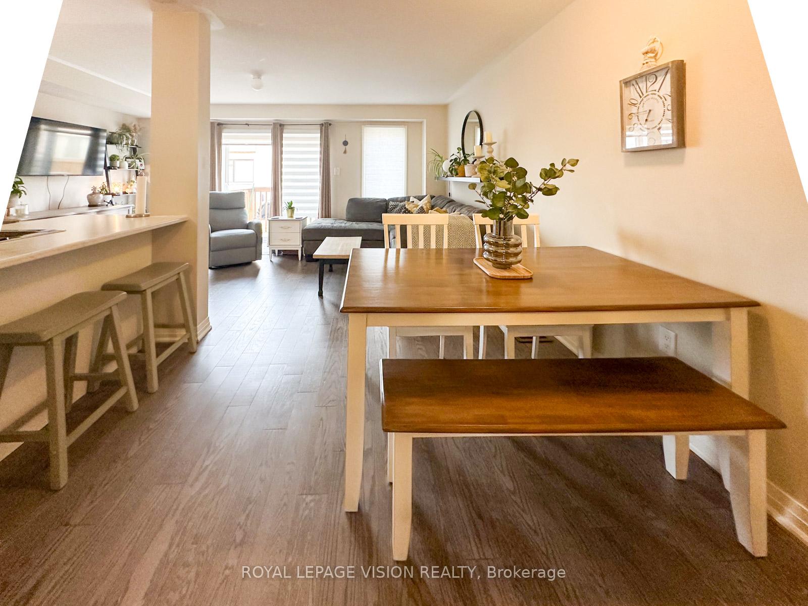 Photo 3 of 74 Caspian Square, Clarington, Bowmanville — HOMEH