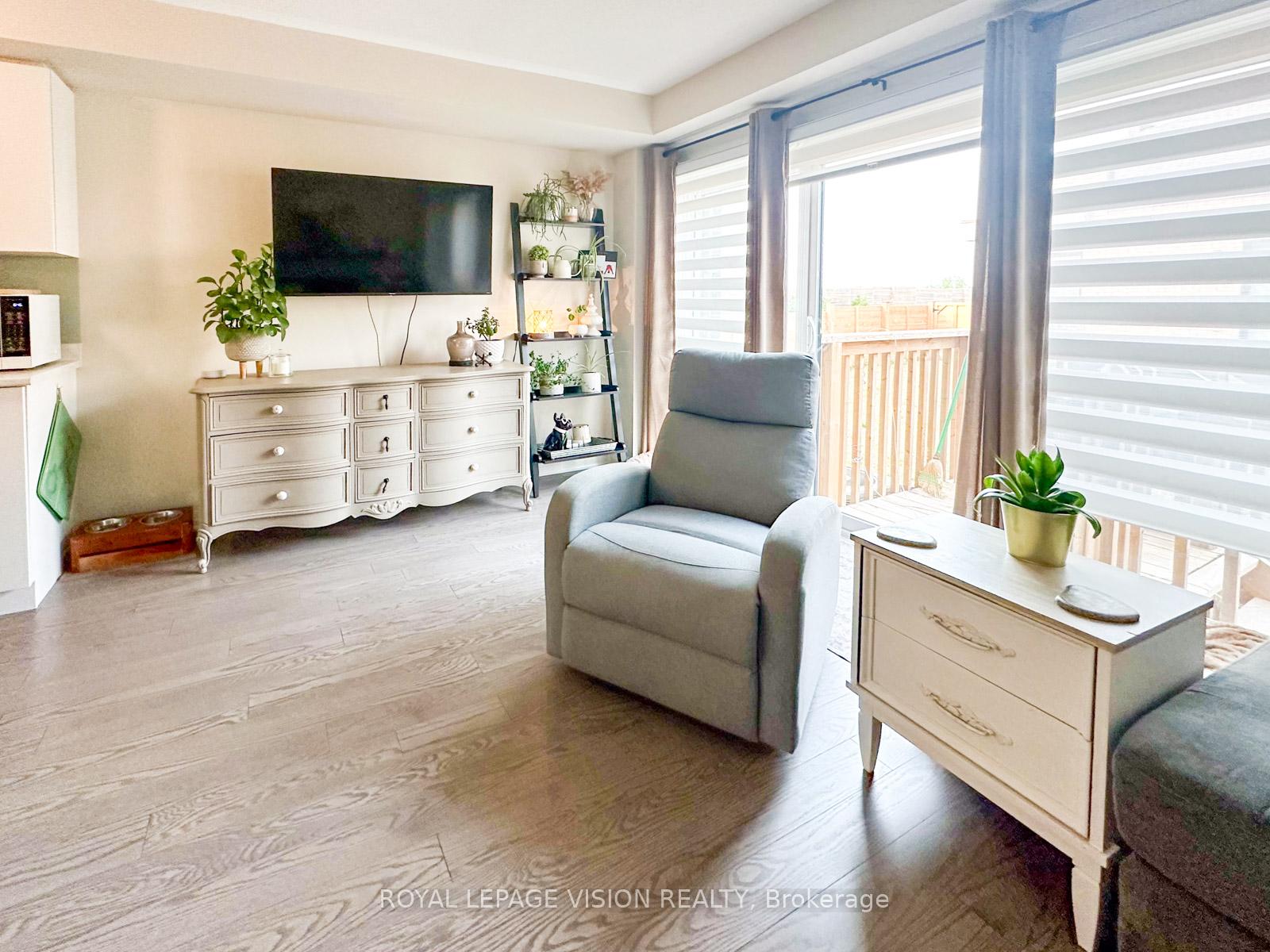 Photo 4 of 74 Caspian Square, Clarington, Bowmanville — HOMEH