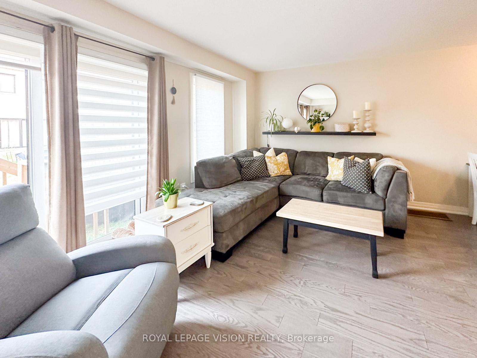 Photo 5 of 74 Caspian Square, Clarington, Bowmanville — HOMEH