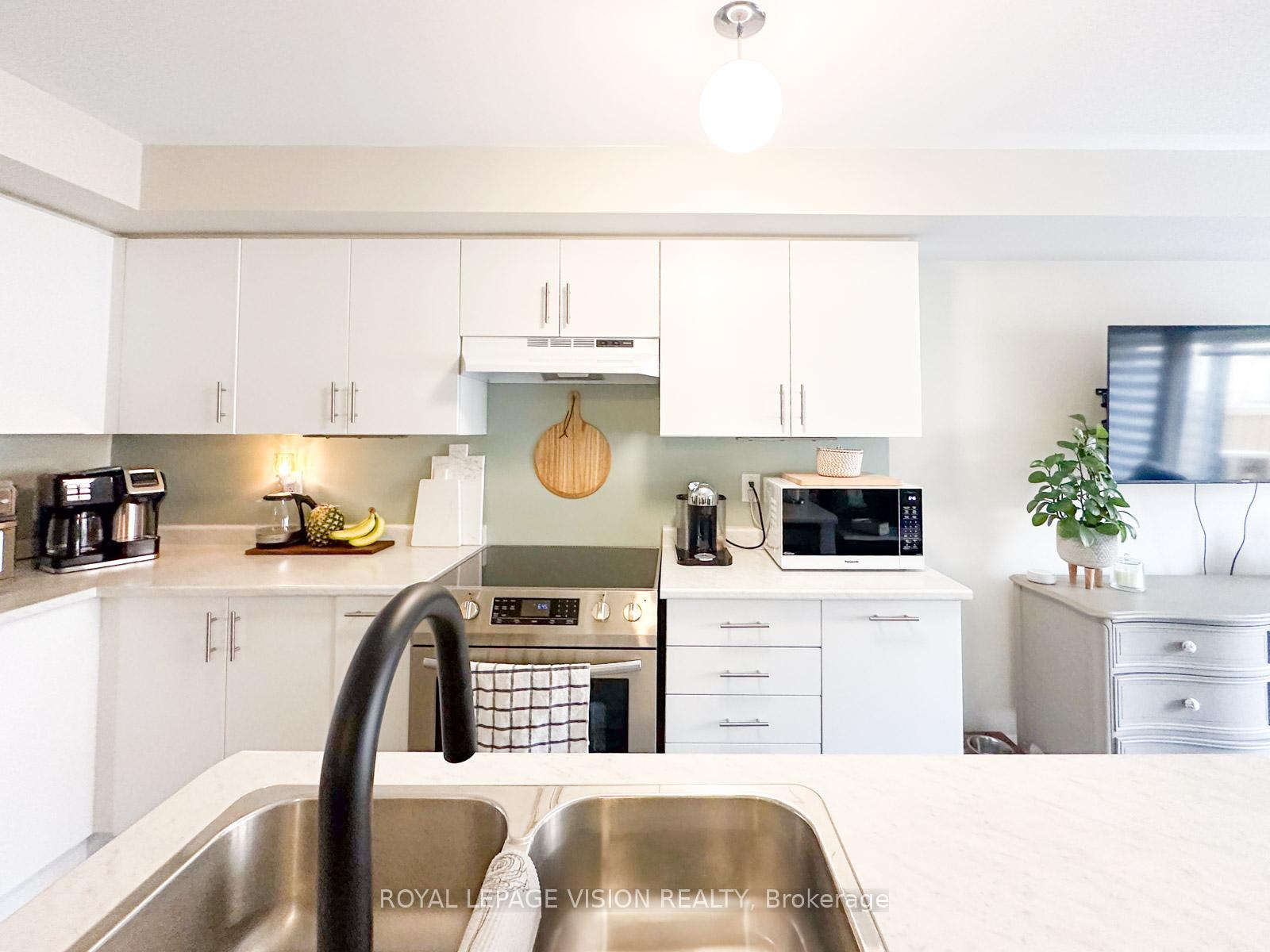 Photo 7 of 74 Caspian Square, Clarington, Bowmanville — HOMEH