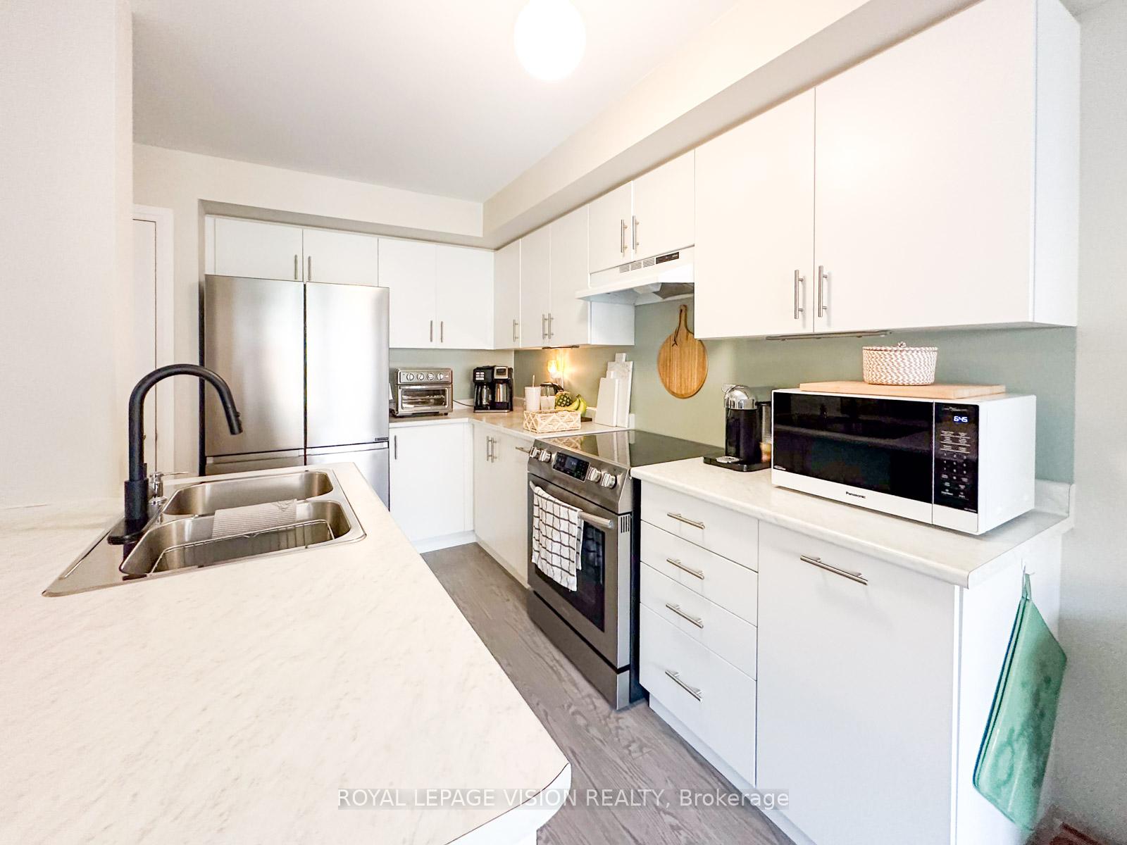 Photo 8 of 74 Caspian Square, Clarington, Bowmanville — HOMEH