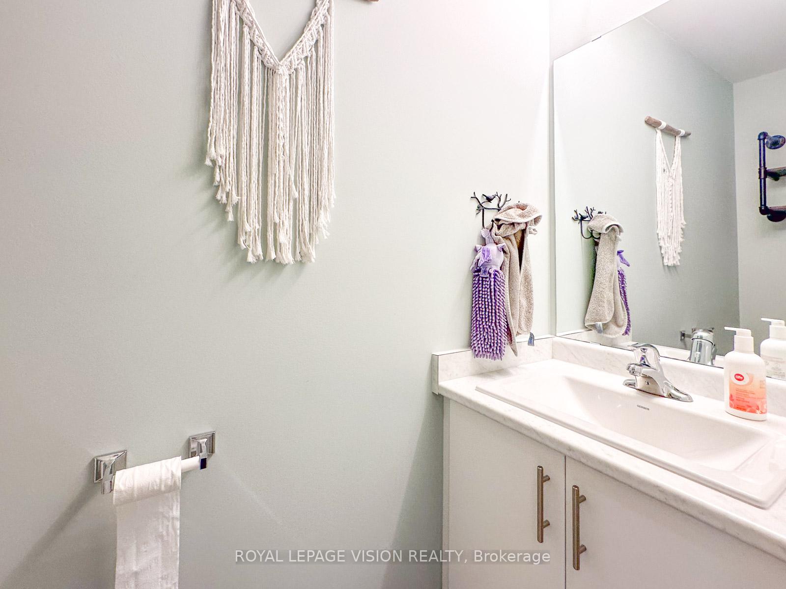 Photo 13 of 74 Caspian Square, Clarington, Bowmanville — HOMEH