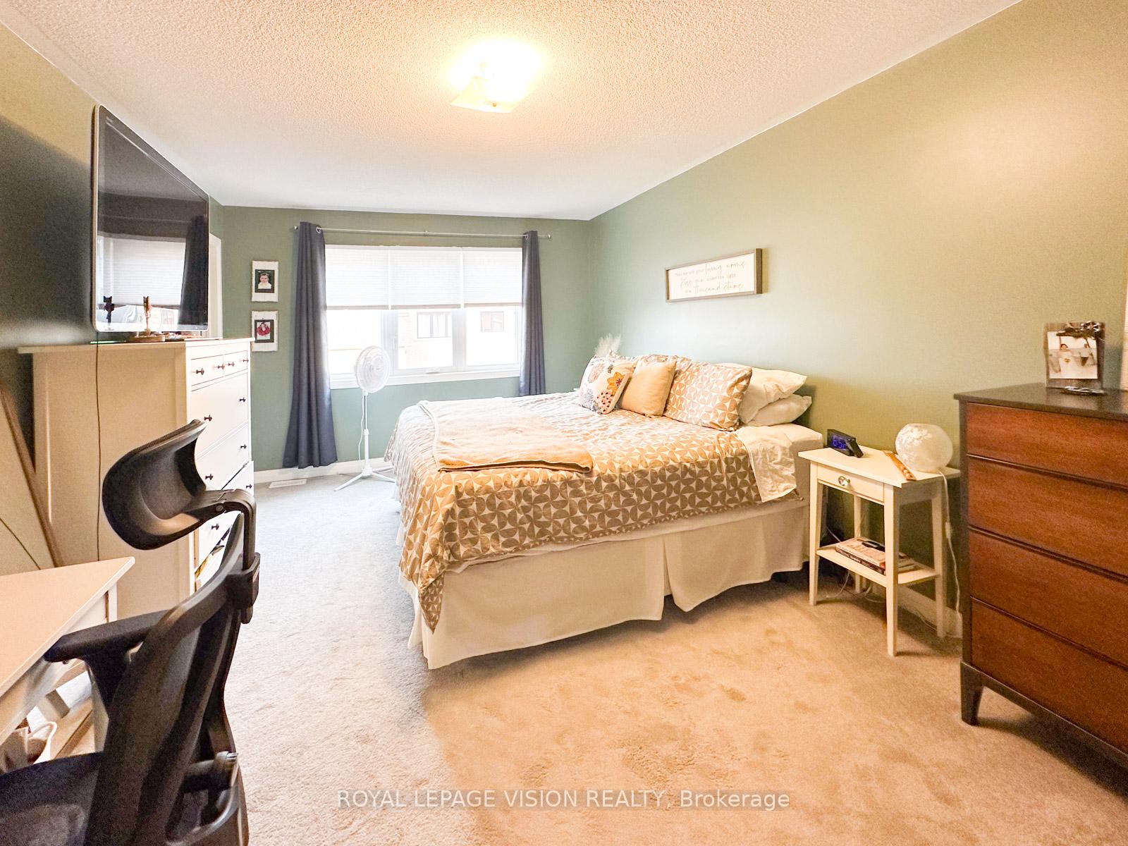 Photo 16 of 74 Caspian Square, Clarington, Bowmanville — HOMEH