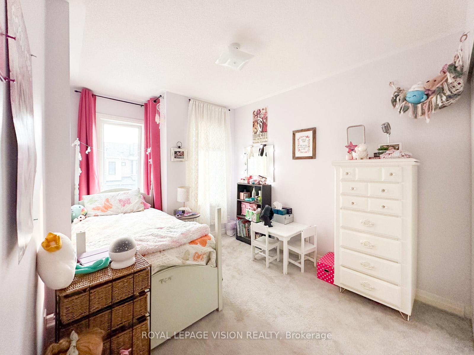 Photo 17 of 74 Caspian Square, Clarington, Bowmanville — HOMEH
