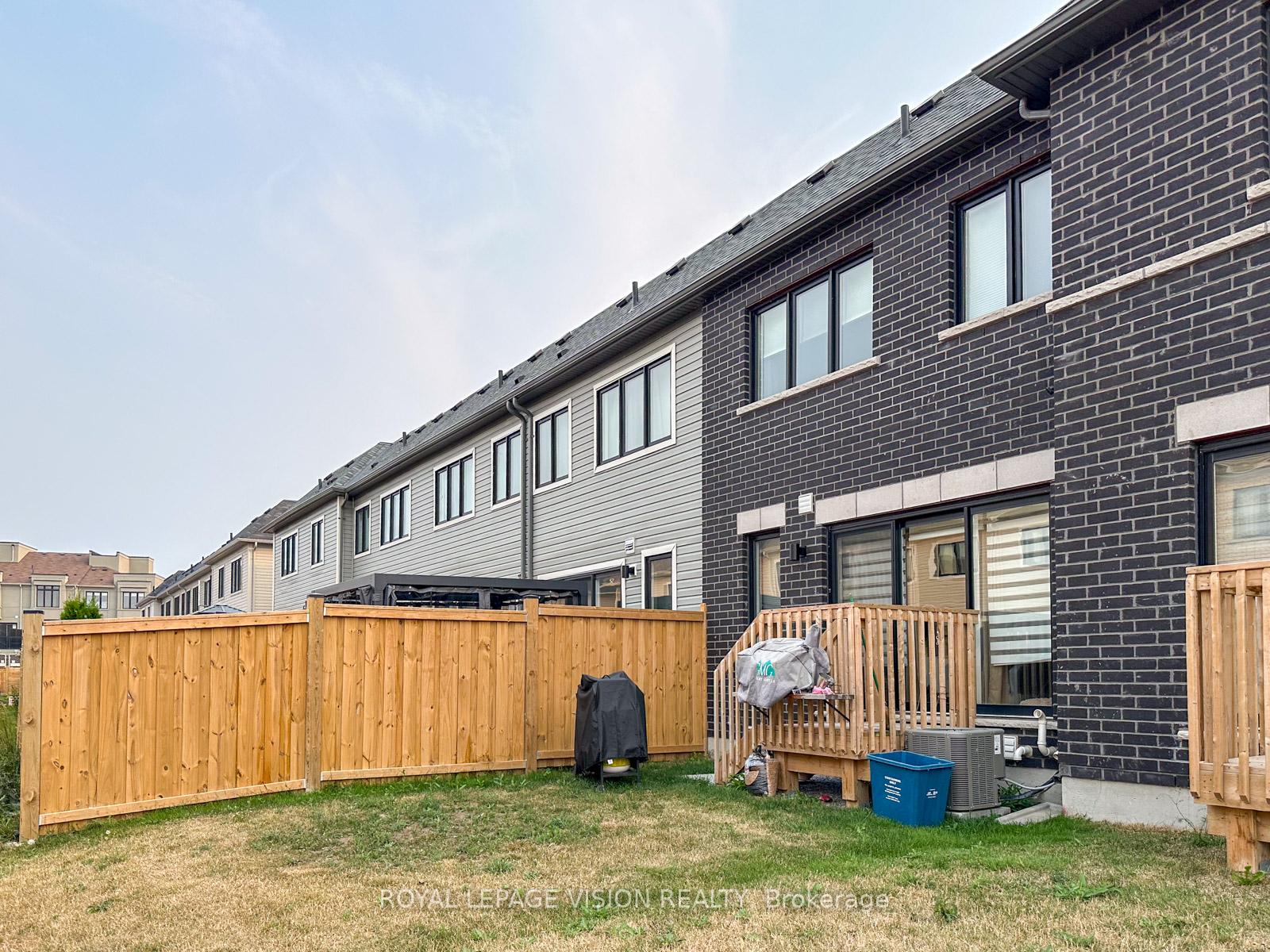 Photo 32 of 74 Caspian Square, Clarington, Bowmanville — HOMEH