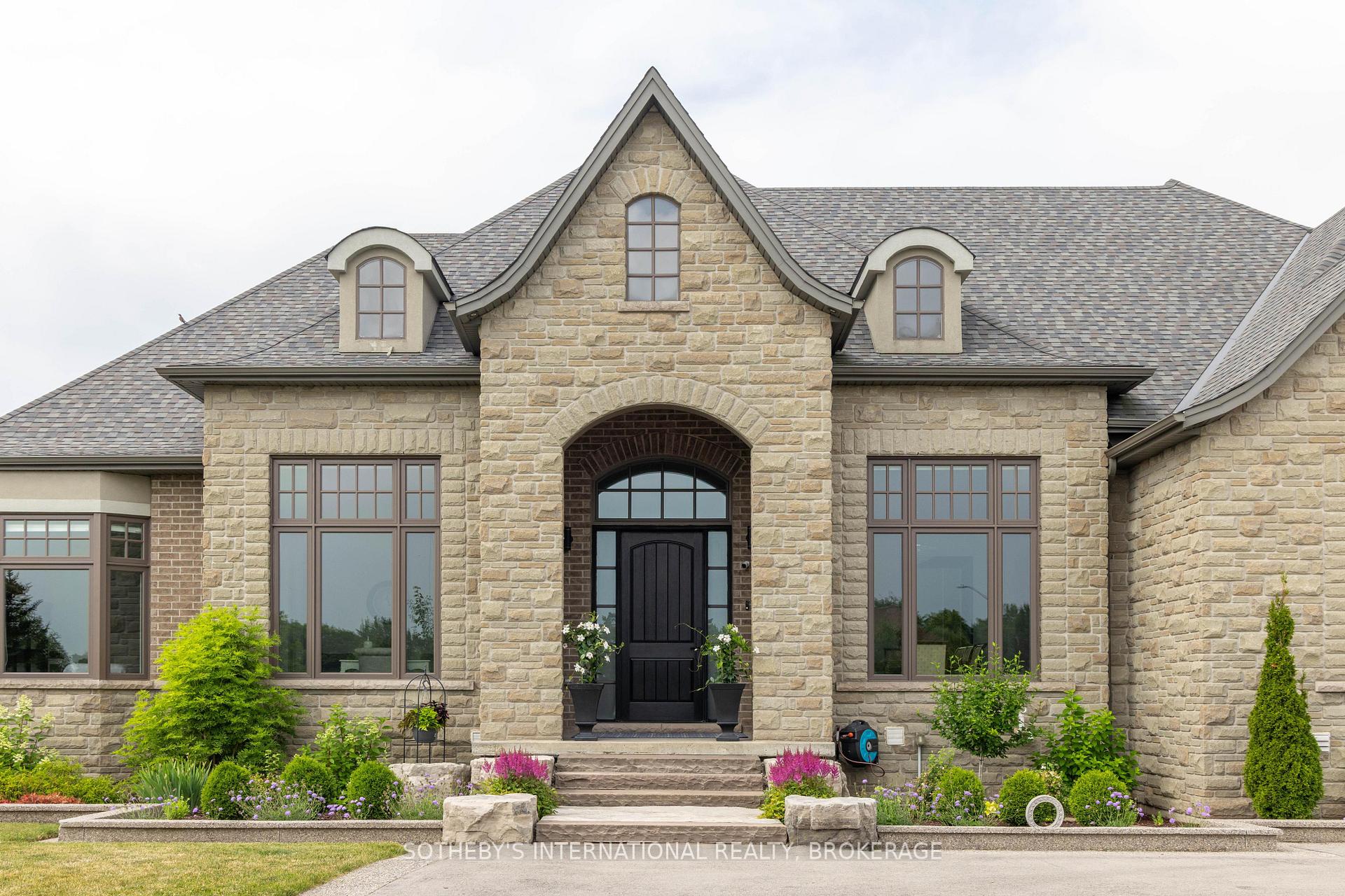 Photo 3 of 51 Tews Lane, Hamilton, Dundas — HOMEH