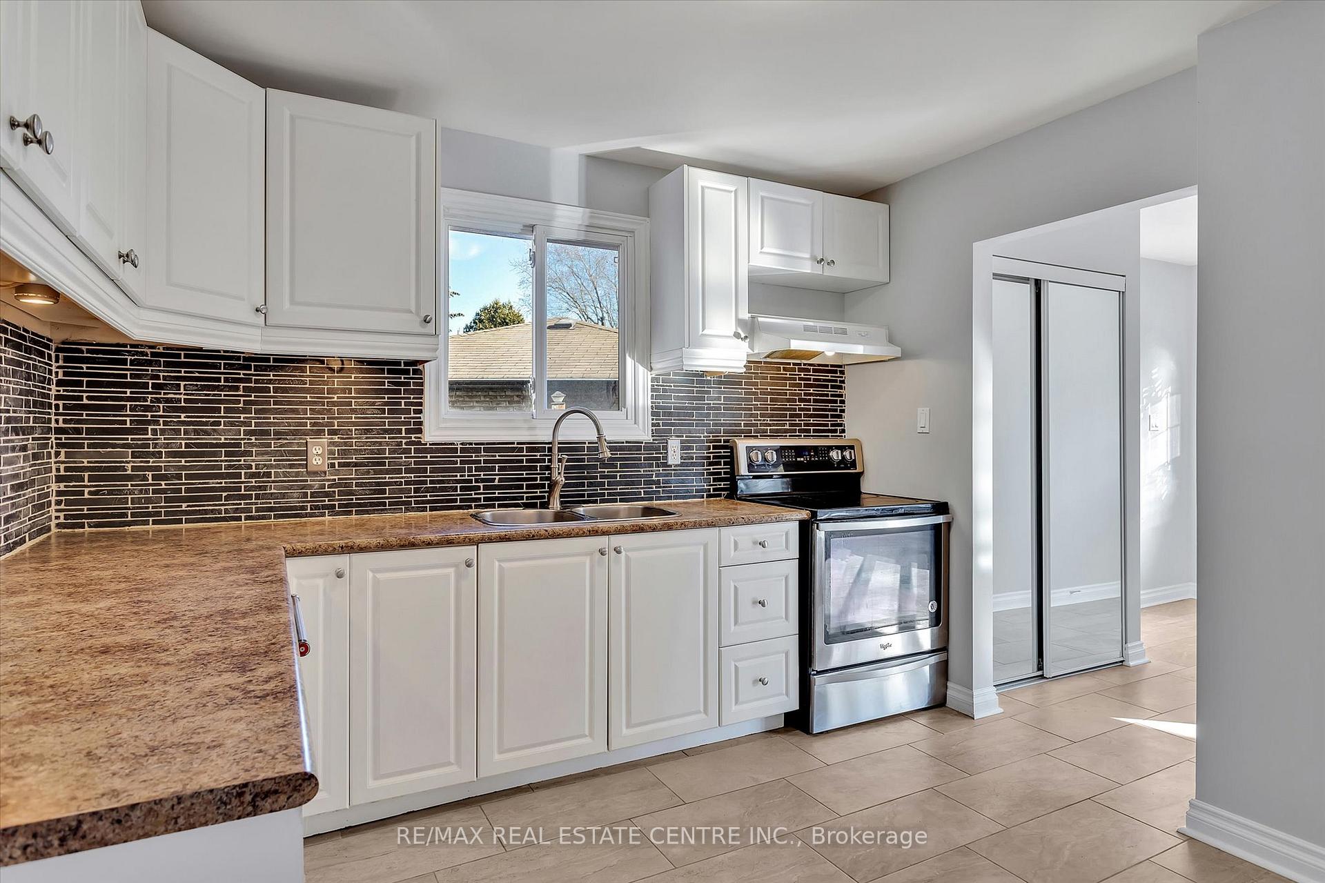 Photo 3 of 914 Ivy Court, Oshawa, Donevan — HOMEH