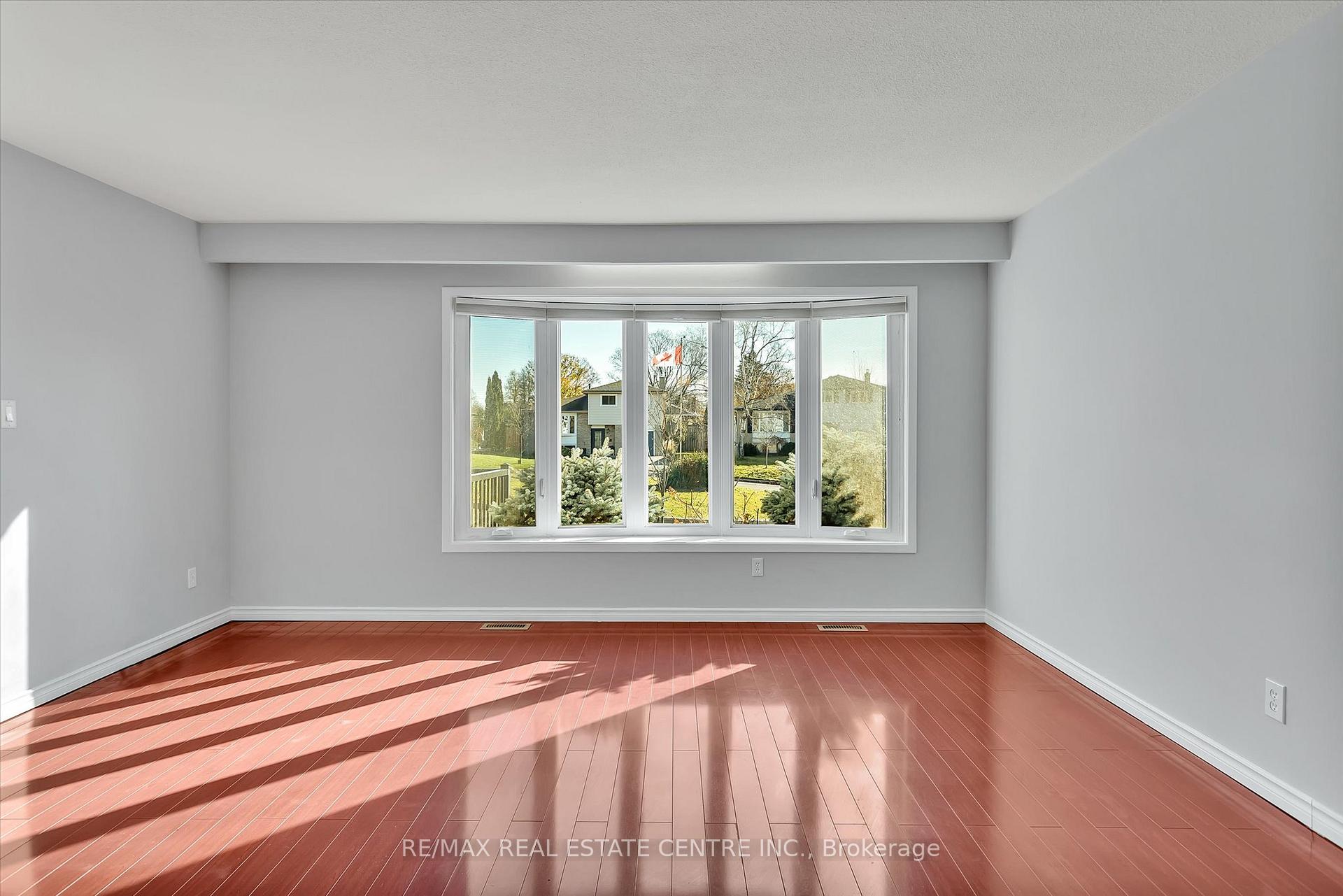 Photo 8 of 914 Ivy Court, Oshawa, Donevan — HOMEH