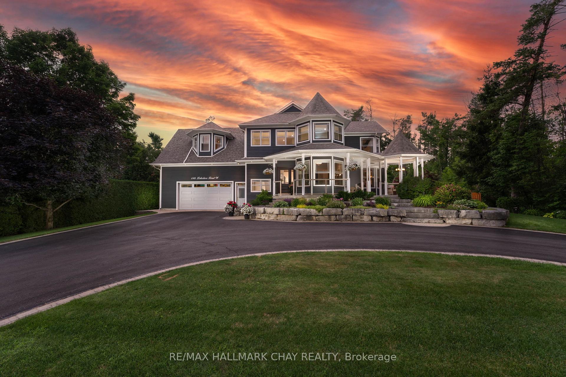 Front of 146 Lakeshore Road W