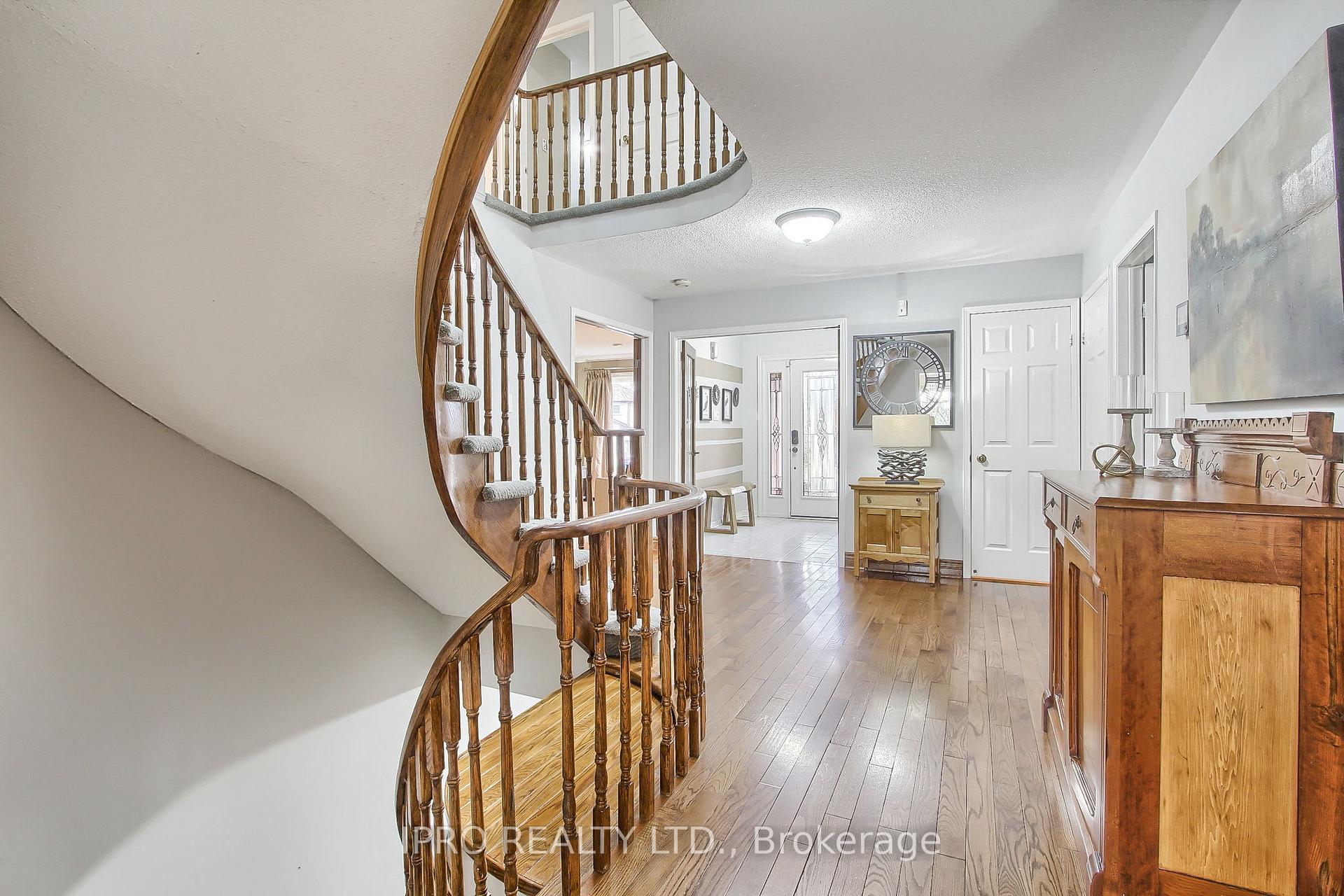 Photo 13 of 10 Delayne Drive, Aurora, Aurora Heights — HOMEH