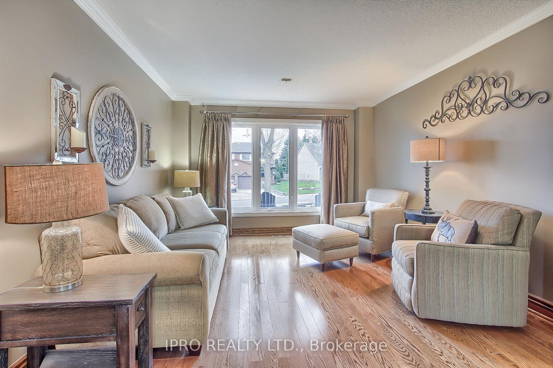 Photo 19 of 10 Delayne Drive, Aurora, Aurora Heights — HOMEH