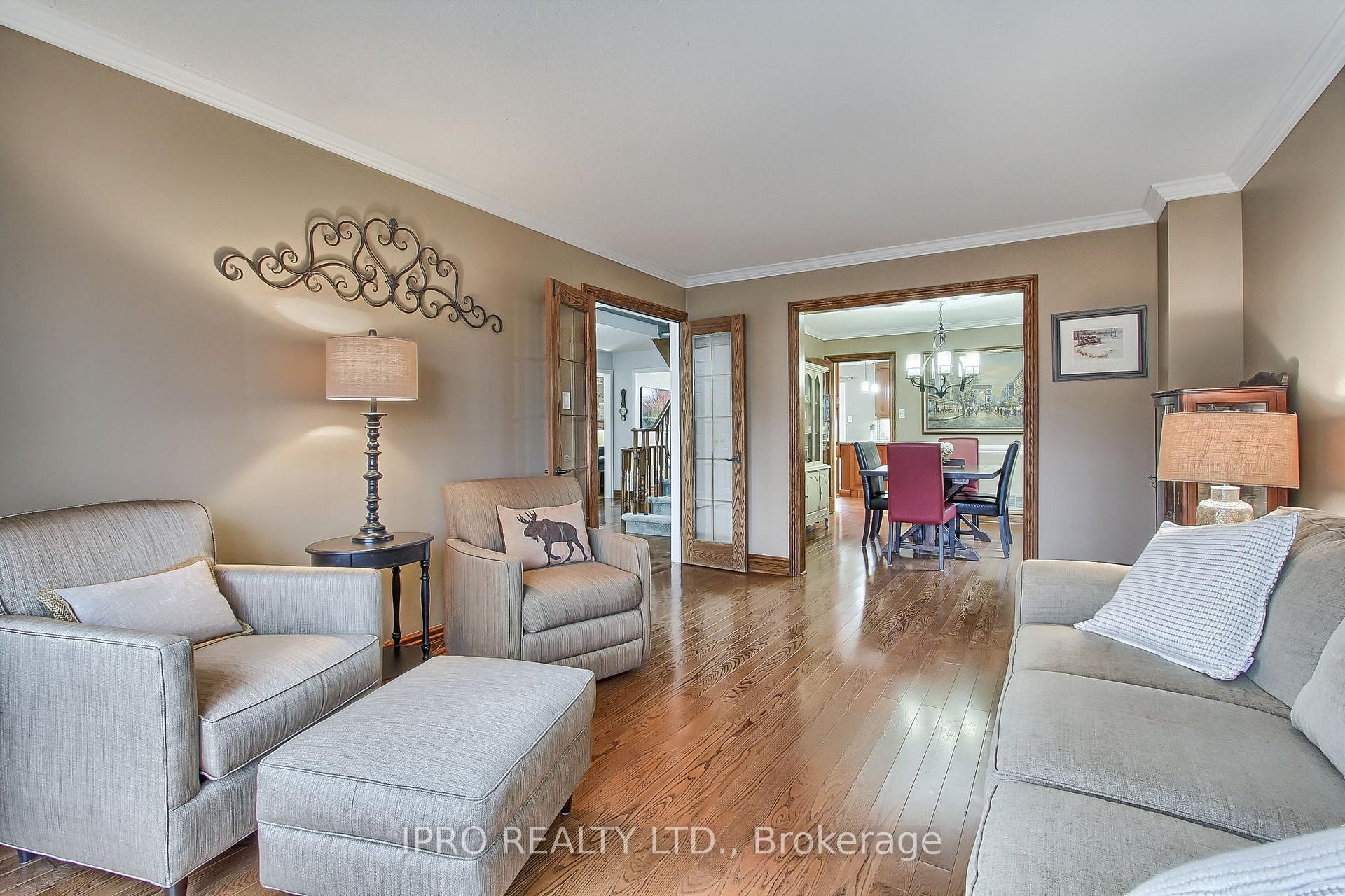Photo 3 of 10 Delayne Drive, Aurora, Aurora Heights — HOMEH