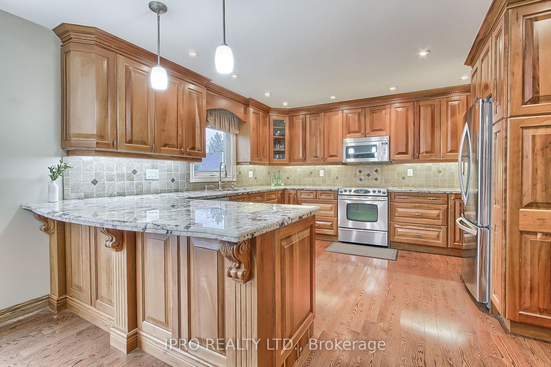 Photo 7 of 10 Delayne Drive, Aurora, Aurora Heights — HOMEH