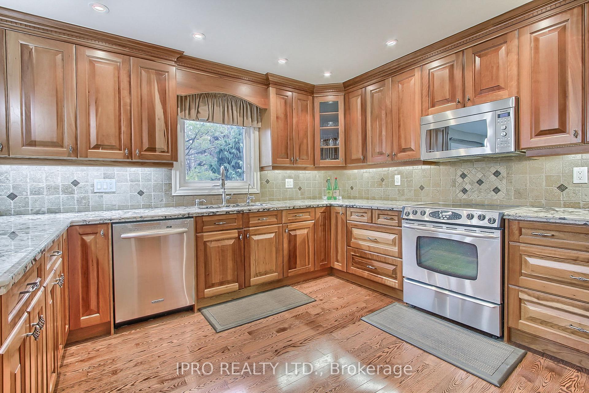 Photo 4 of 10 Delayne Drive, Aurora, Aurora Heights — HOMEH